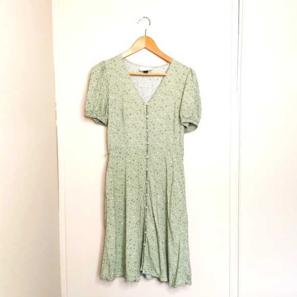 Universal Thread Dresses & Skirts - Flowy Floral Dress